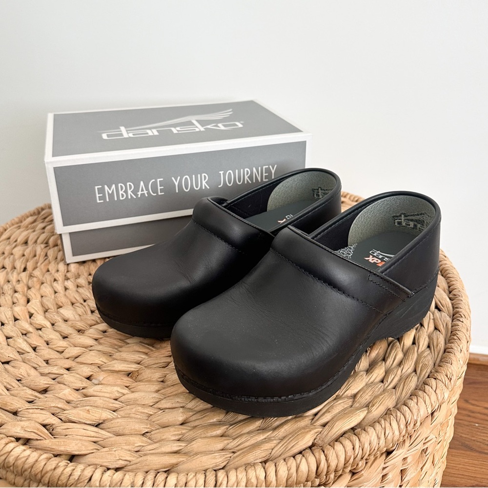 Dansko XP 2.0 in Black Waterproof Pull Up Clog size 37 Womens